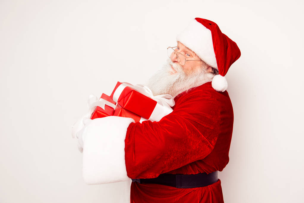 Sorrindo Papai Noel em traje tradicional segurando presentes xmas
 - Foto, Imagem
