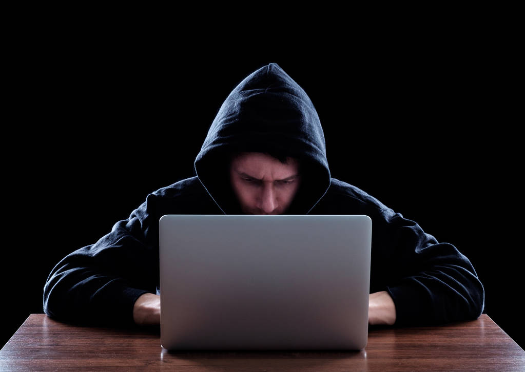 Počítačový hacker krade data z přenosného počítače - Fotografie, Obrázek