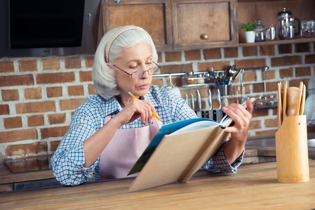 Donna anziana con ricettario
 - Foto, immagini