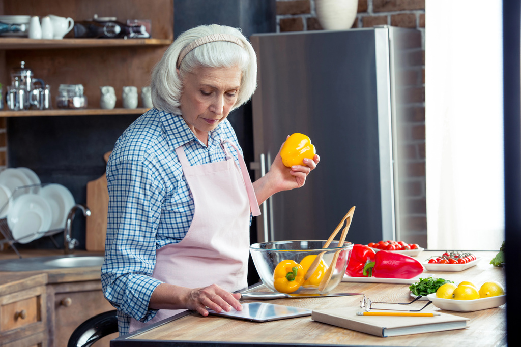 Mujer usando tableta digital en la cocina - Foto, Imagen