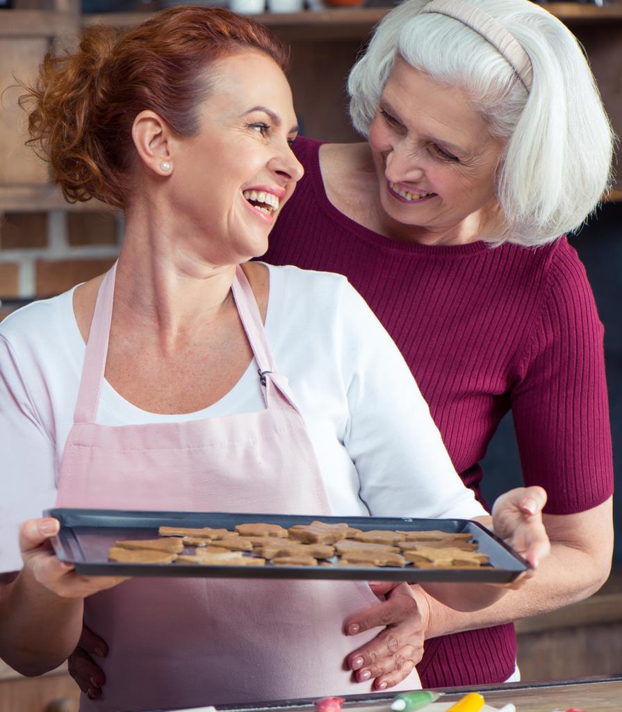 Madre e figlia che fanno biscotti
 - Foto, immagini