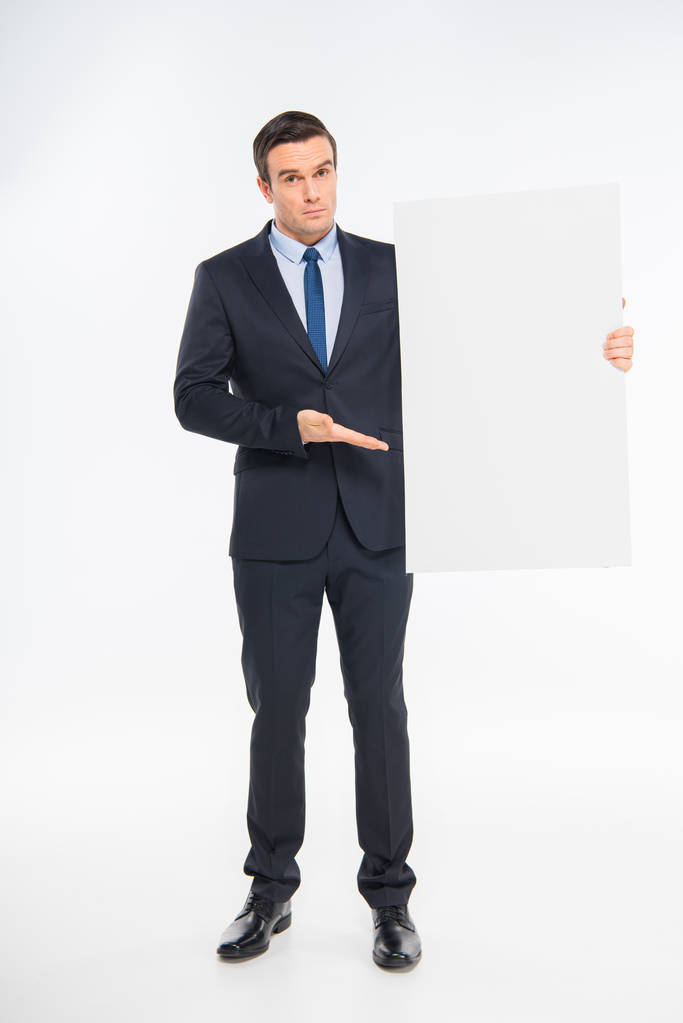 Homme d'affaires tenant une carte blanche
 - Photo, image