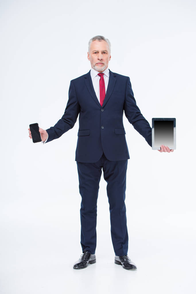 Mature businessman with devices - Photo, Image