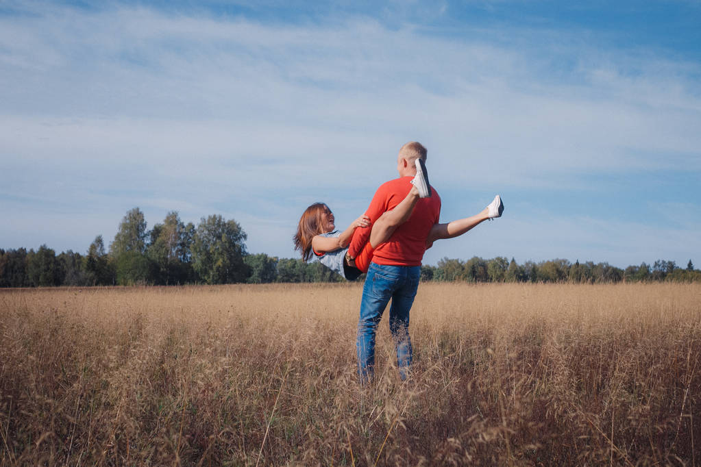 le couple amoureux marche sur le champ de blé
 - Photo, image