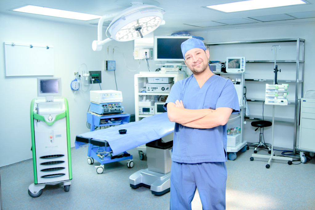 笑顔の手術室で非常にハンサムな医者 - 写真・画像