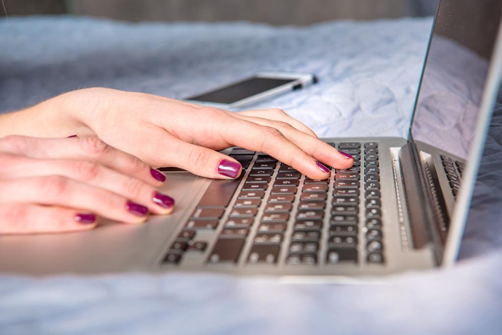 жінка, використовуючи ноутбук
  - Фото, зображення
