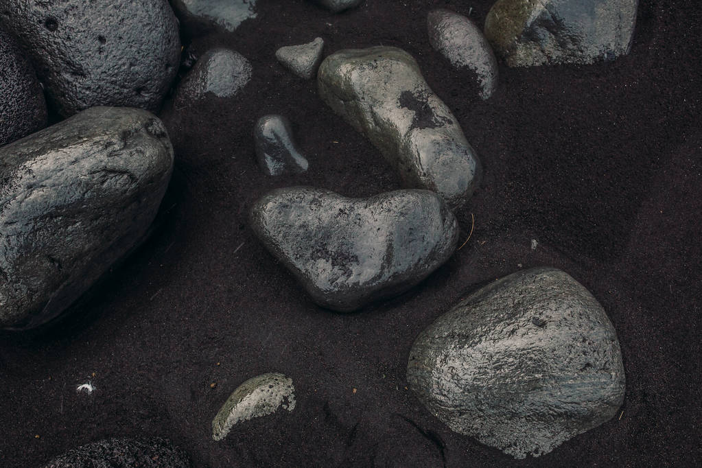 lava negra con piedras
 - Foto, imagen