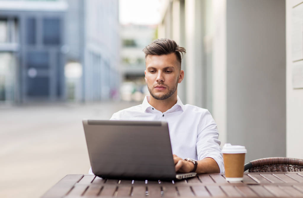 человек с ноутбуком и кофе в кафе города
 - Фото, изображение
