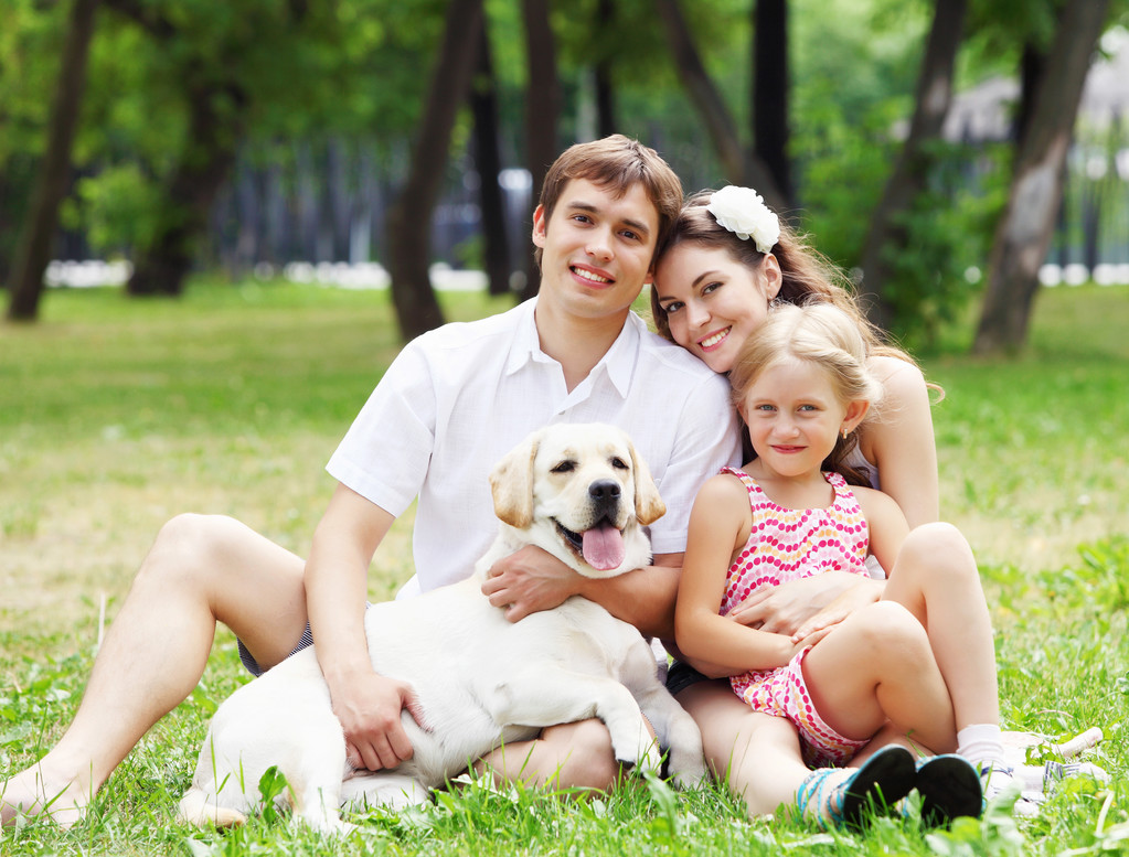 Familia feliz divirtiéndose al aire libre - Foto, Imagen