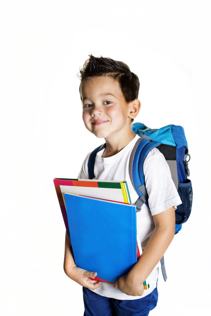 sırt çantası için okula hazır olan neşeli küçük çocuk - Fotoğraf, Görsel