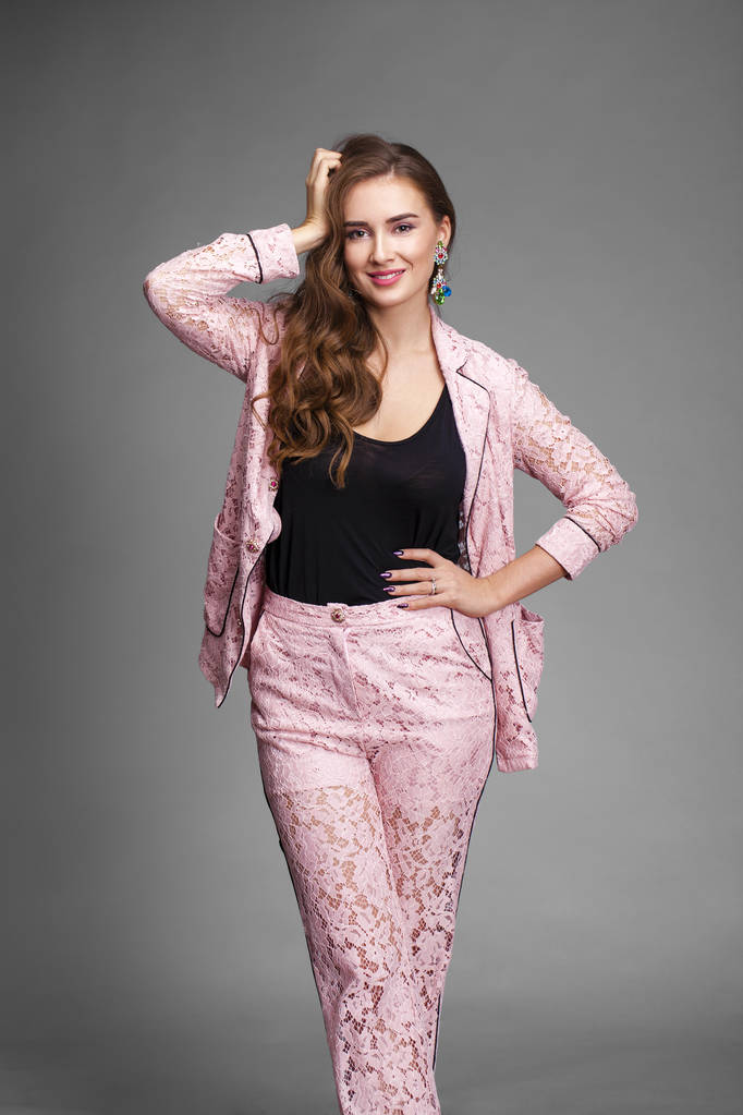 Mooie jonge vrouw in roze kant jasje  - Foto, afbeelding