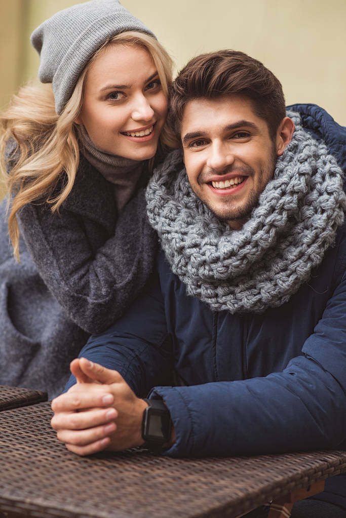 Nuori mies ja nainen rentouttava ulkona
 - Valokuva, kuva