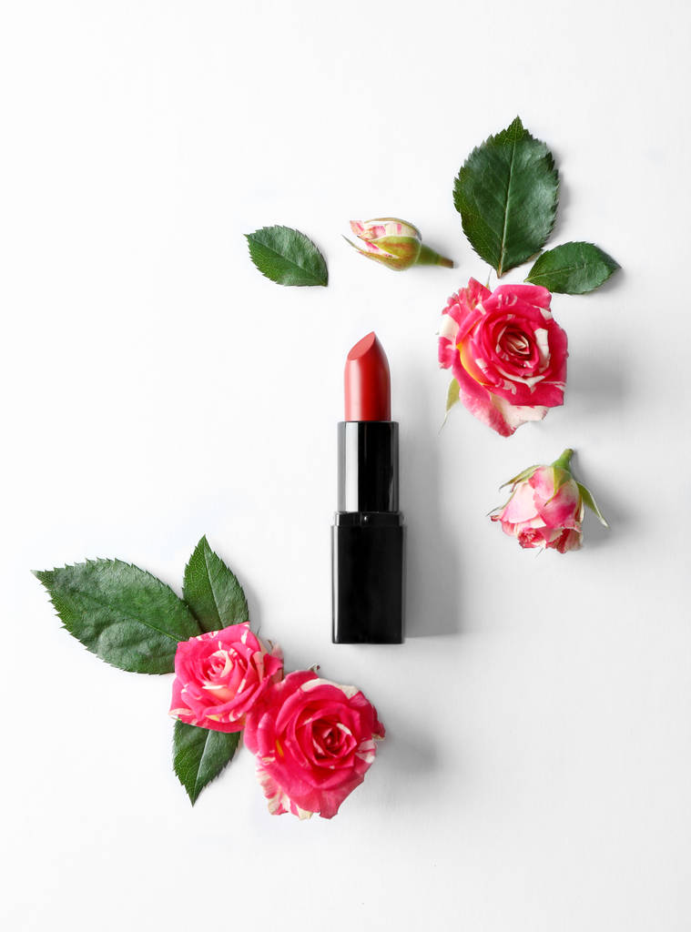 Lippenstift met prachtige bloemen  - Foto, afbeelding