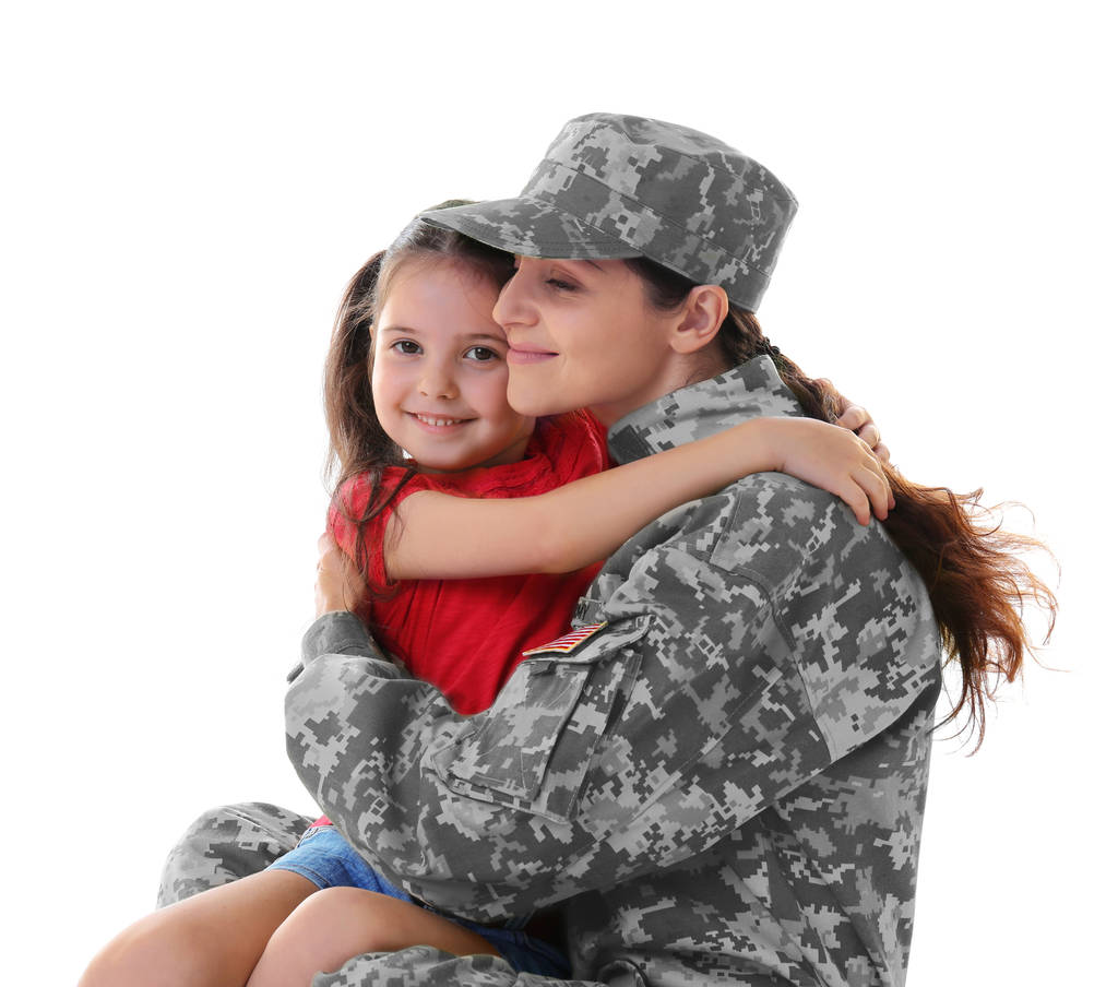Μητέρα του στρατού ομοιόμορφο με κόρη που απομονώνονται σε λευκό - Φωτογραφία, εικόνα