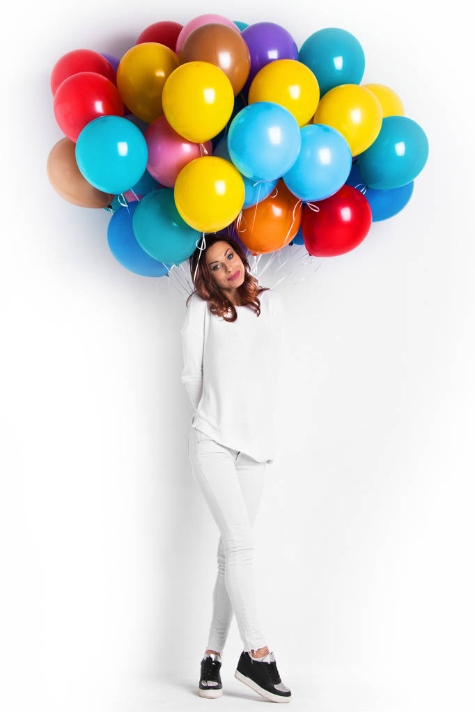 ευτυχισμένη γυναίκα με μπαλόνια - Φωτογραφία, εικόνα