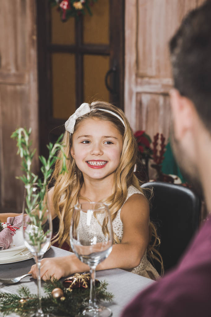 Tatil masadaki sevimli kız   - Fotoğraf, Görsel
