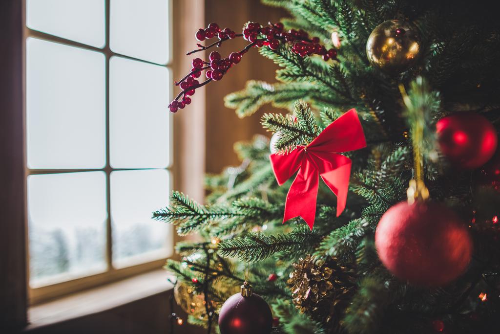Decoraciones en el árbol de Navidad
 - Foto, Imagen