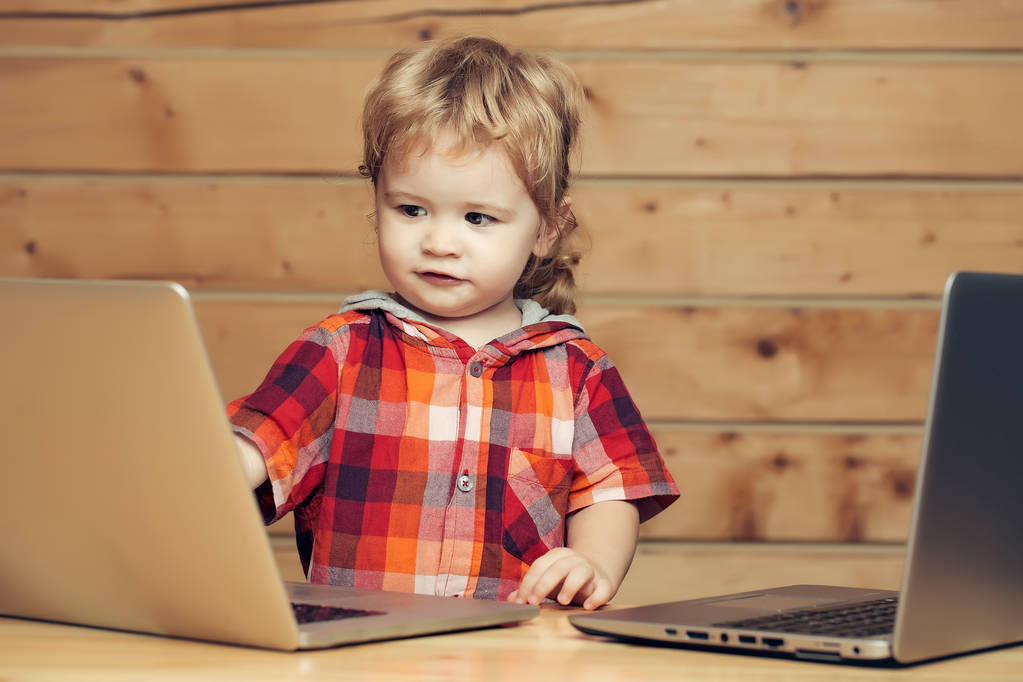 Sevimli çocuk bilgisayarlar üzerinde çalış - Fotoğraf, Görsel