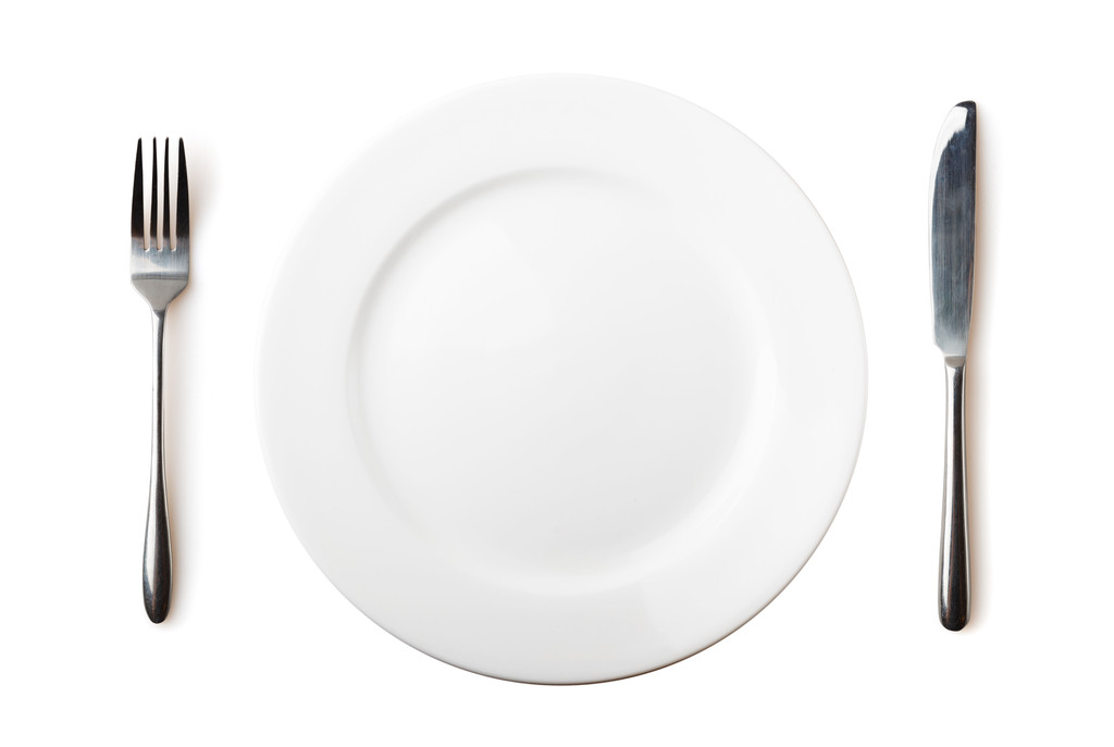 Пустая тарелка, вилка и нож - изолированные поверх белого
 - Фото, изображение