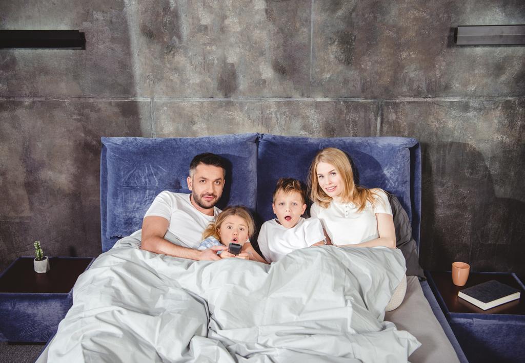щаслива сім'я в ліжку
      - Фото, зображення