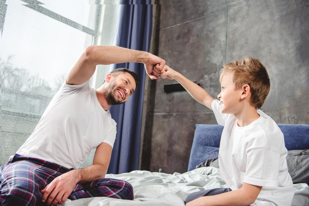 Pai e filho tocando punhos
 - Foto, Imagem