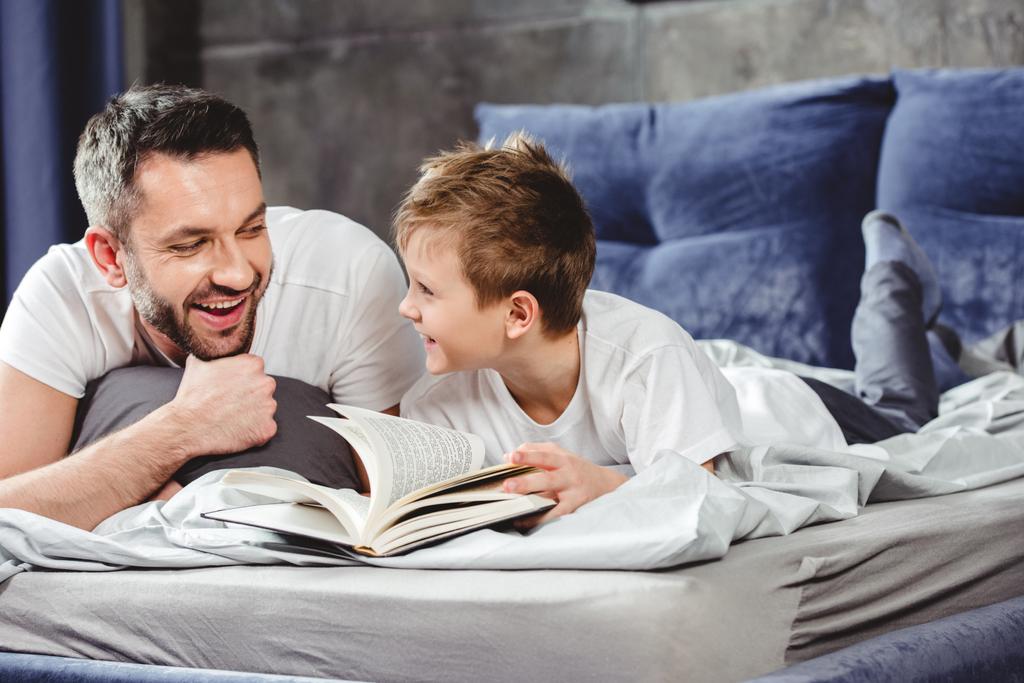 otec a syn čtení knihy   - Fotografie, Obrázek