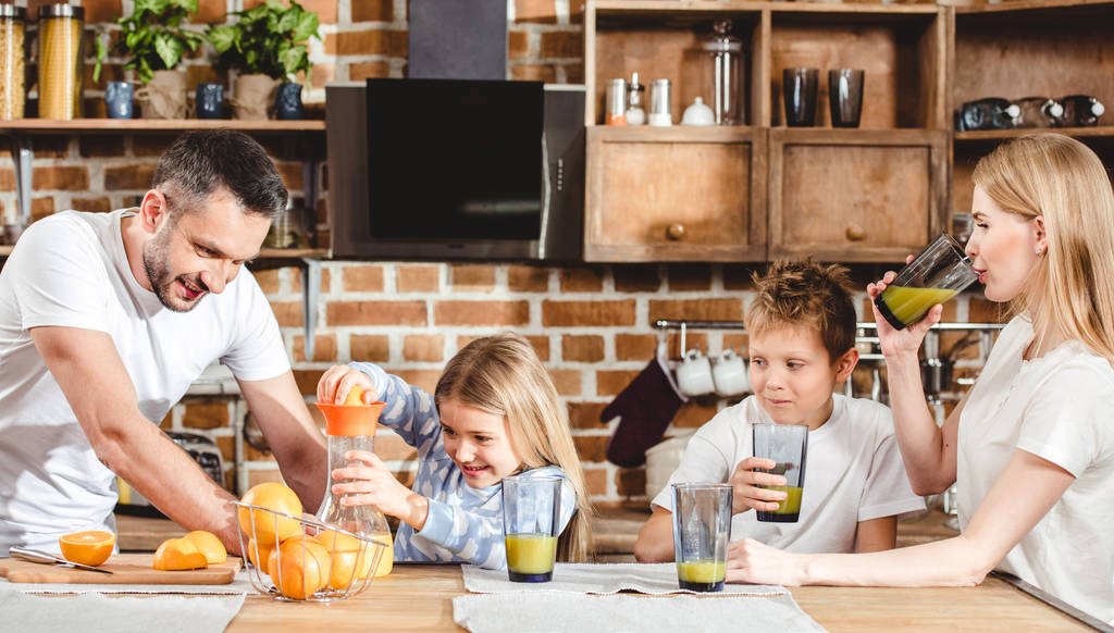 Family makes orange juice  - Photo, Image
