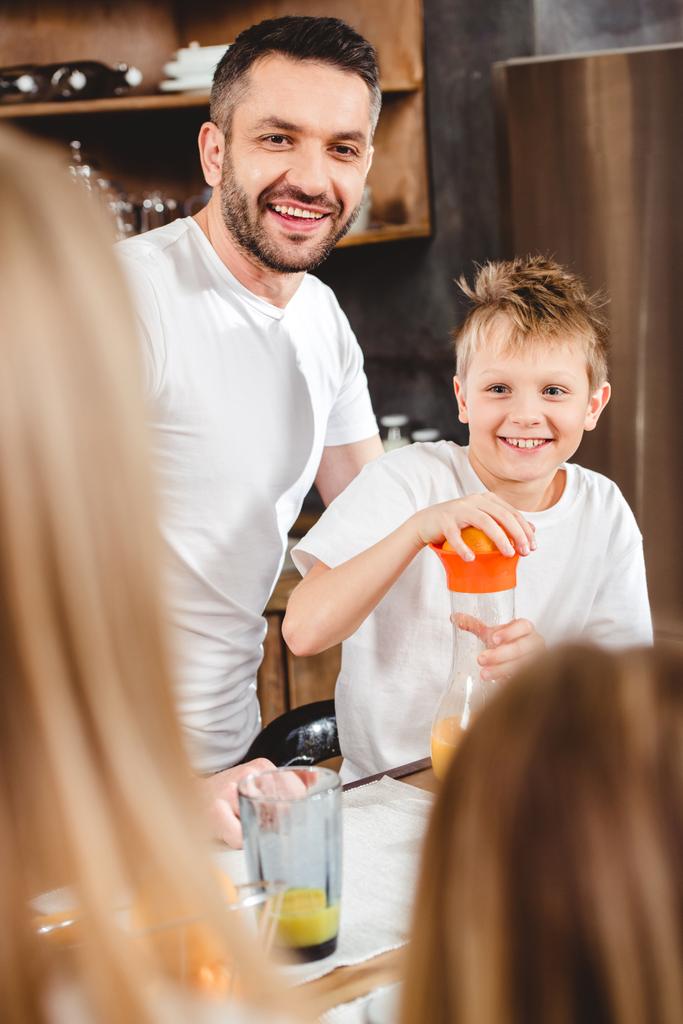 Pequeño niño hace jugo de naranja
 - Foto, imagen
