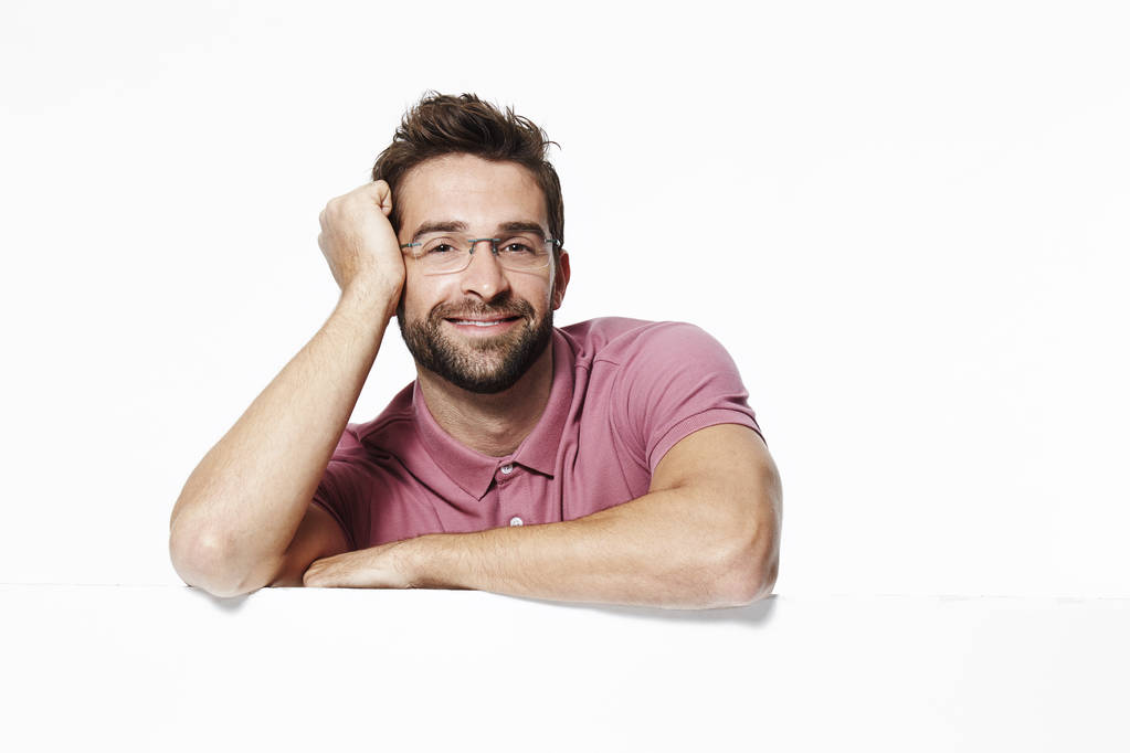 Уверенный улыбающийся человек в очках
 - Фото, изображение