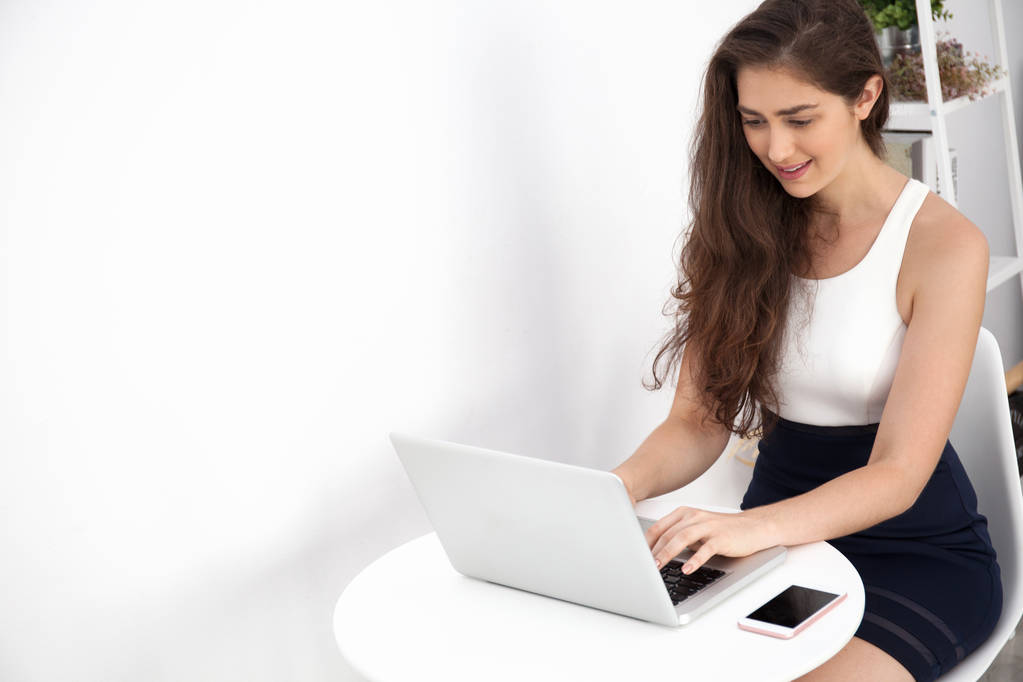 Bella donna caucasica che lavora su laptop su scrivania bianca su sfondo bianco isolato con spazio di copia
 - Foto, immagini