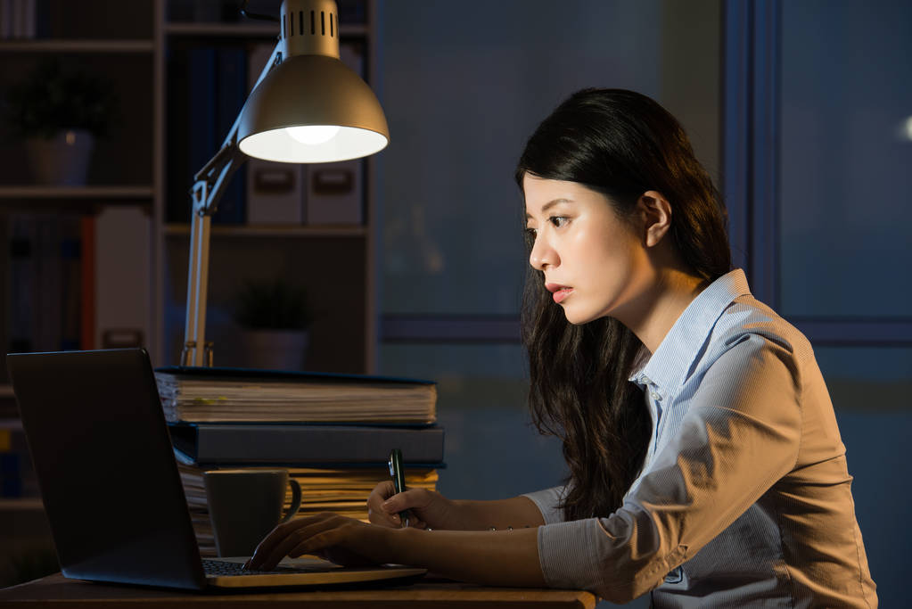 ázsiai üzleti nő használ laptop túlórázik késő este - Fotó, kép