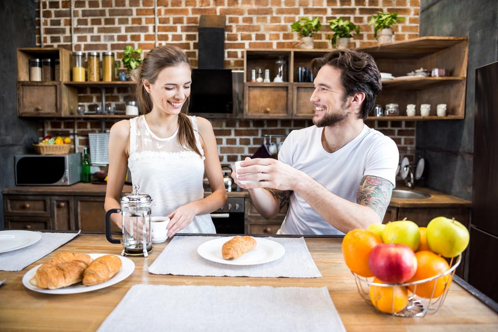 Couple souriant boire du café
  - Photo, image