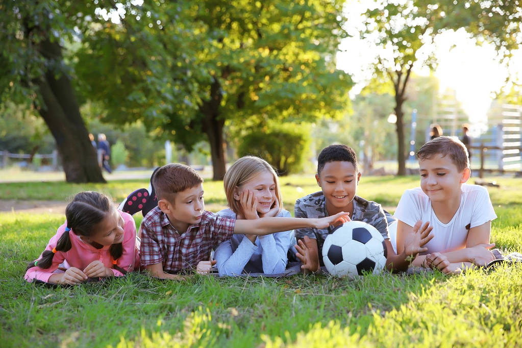 Enfants mignons avec boule de sport sur herbe verte
 - Photo, image