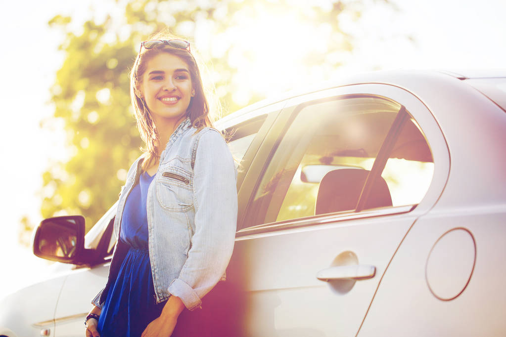 ευτυχισμένος κορίτσι εφηβικής ή νεαρή γυναίκα στο αυτοκίνητο - Φωτογραφία, εικόνα