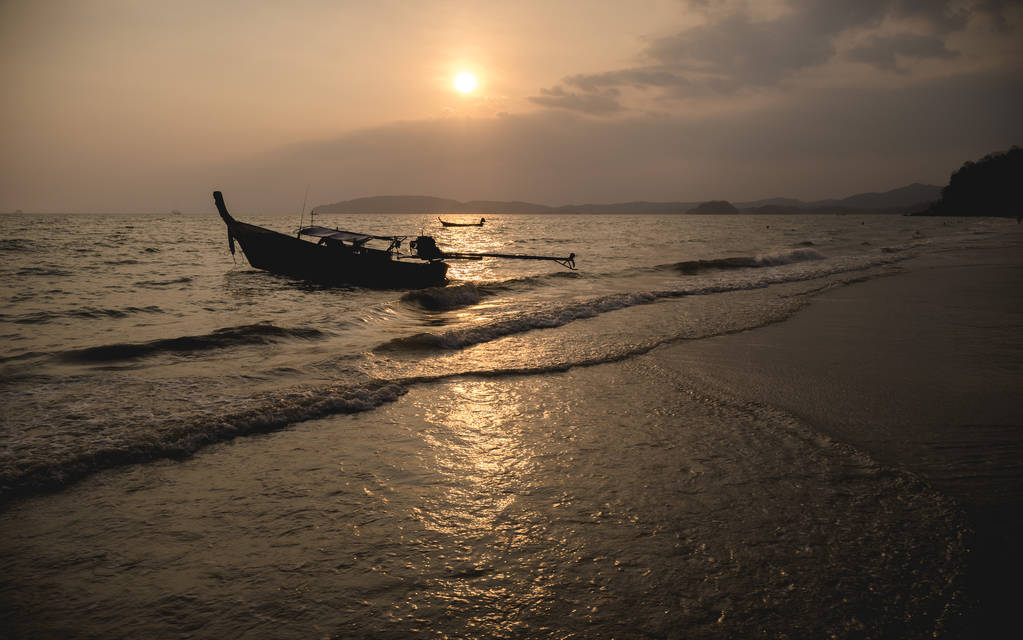 barco de pescador nacional na Tailândia no mar ao pôr do sol
 - Foto, Imagem