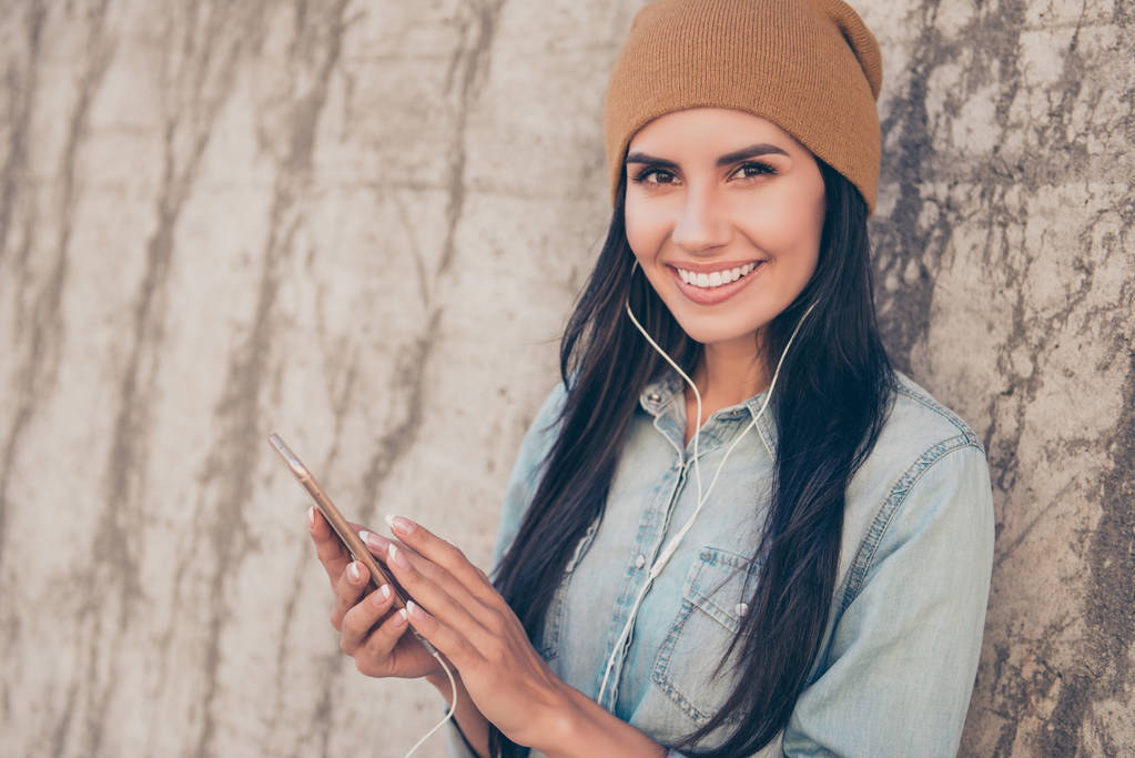 Boldog divatos csípő nő hallgat zenét a telefon portréja - Fotó, kép