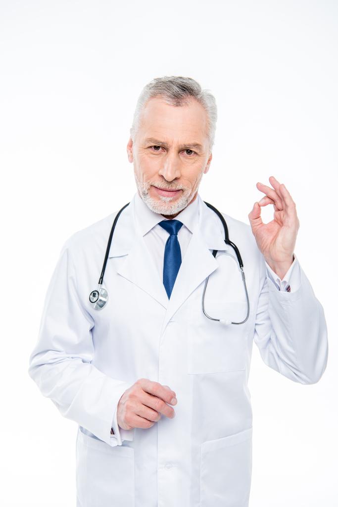 starší doktor s stetoskop - Fotografie, Obrázek