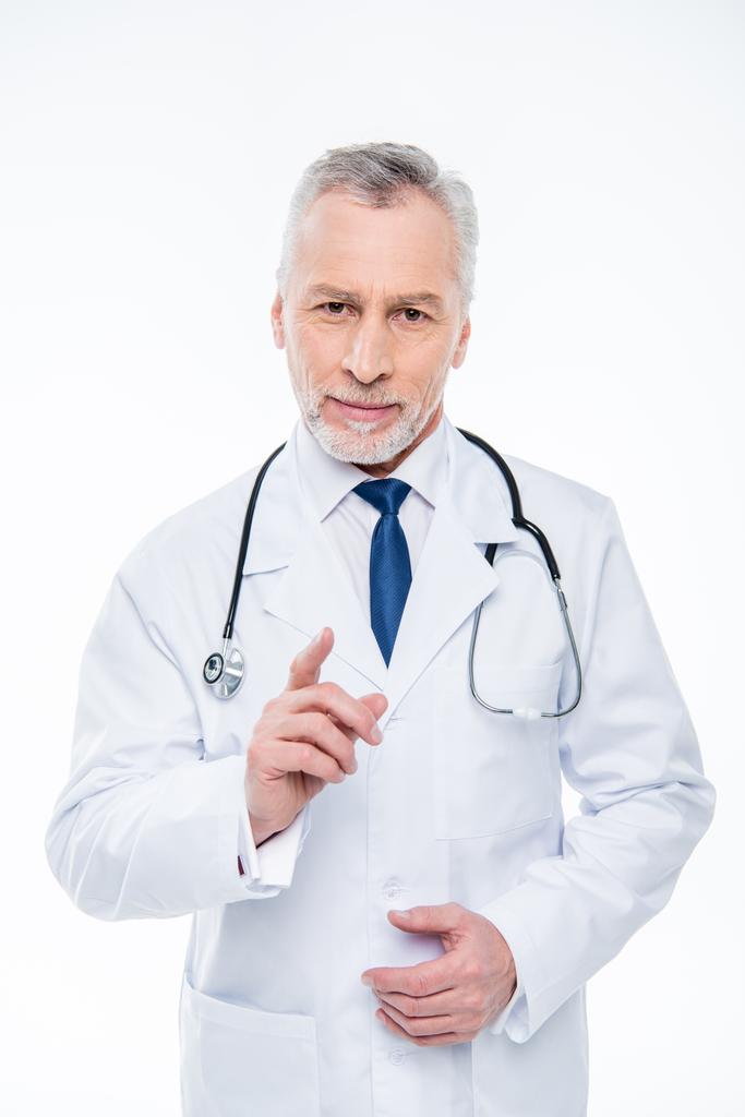 Зрелый врач со стетоскопом
 - Фото, изображение