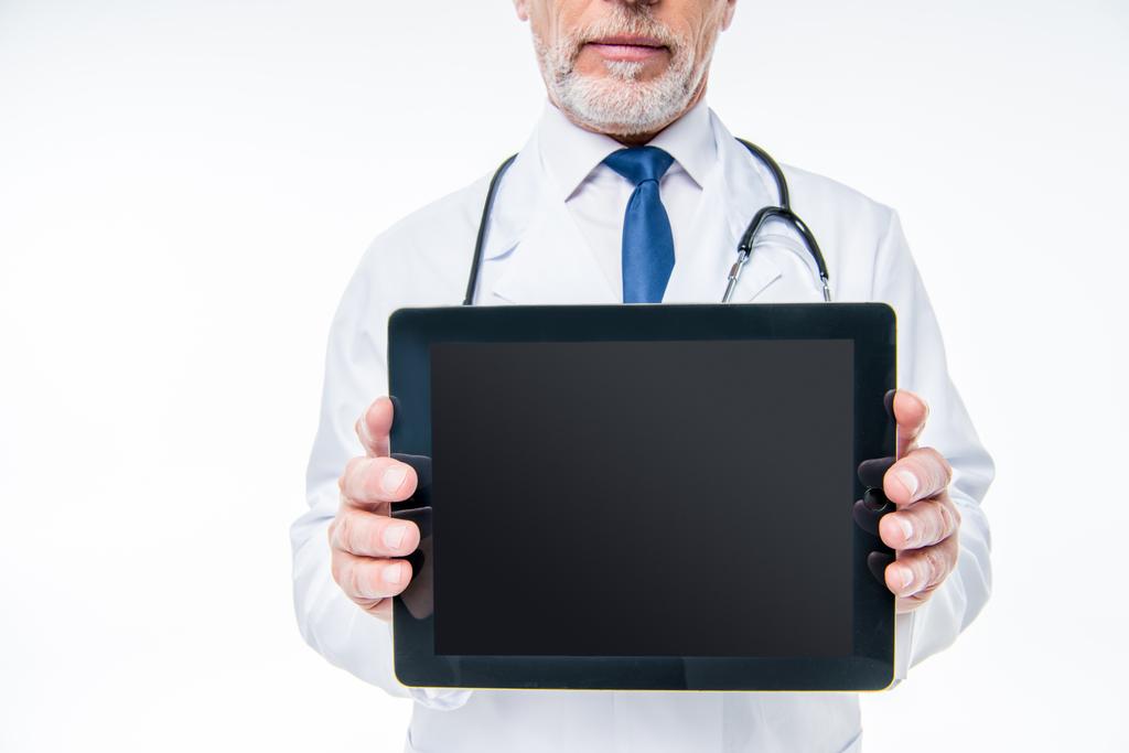 Doctor sosteniendo tableta digital
 - Foto, imagen