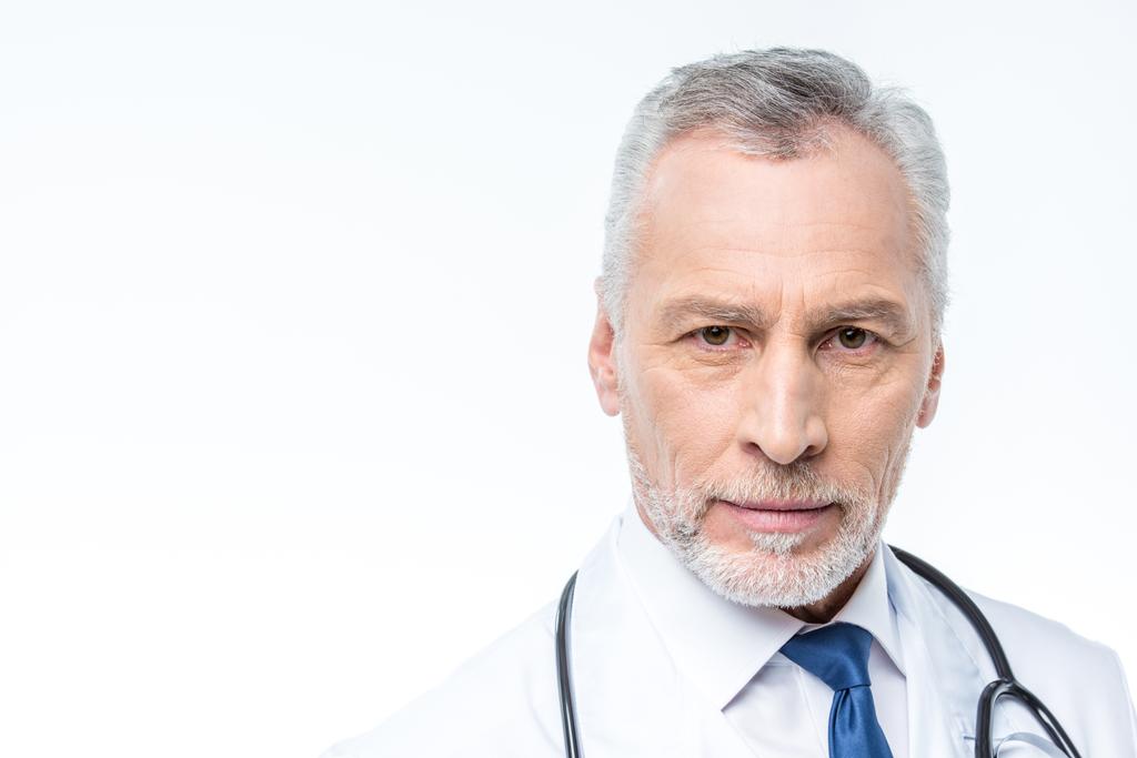 Reifer Arzt mit Stethoskop  - Foto, Bild