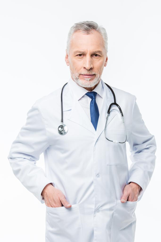 Reifer Arzt mit Stethoskop  - Foto, Bild