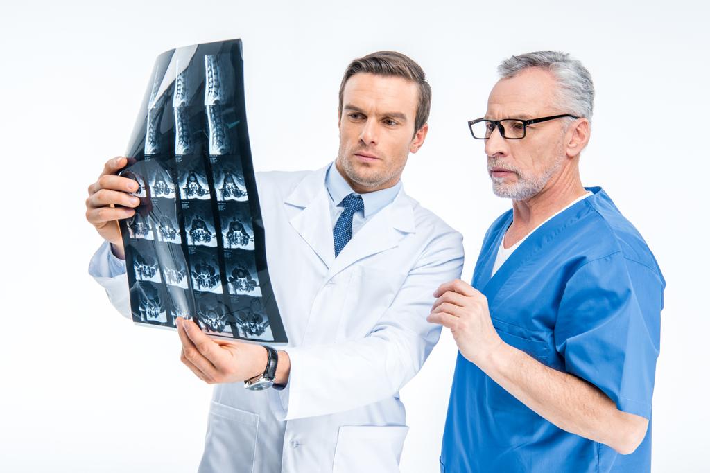 Röntgenkuvaa tutkivat lääkärit
 - Valokuva, kuva