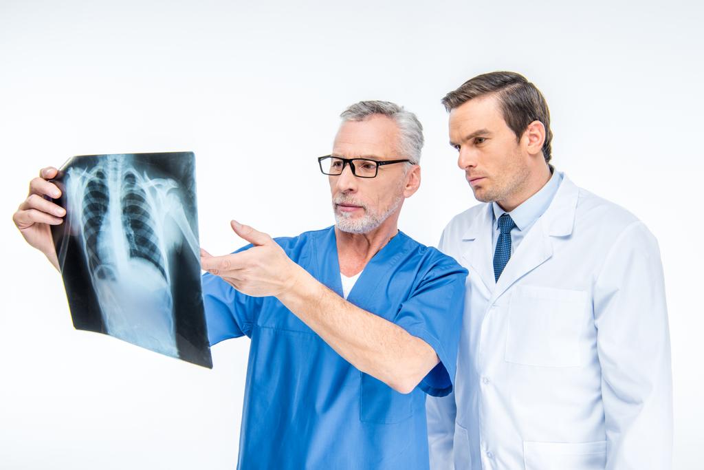 Artsen onderzoeken x-ray afbeelding - Foto, afbeelding