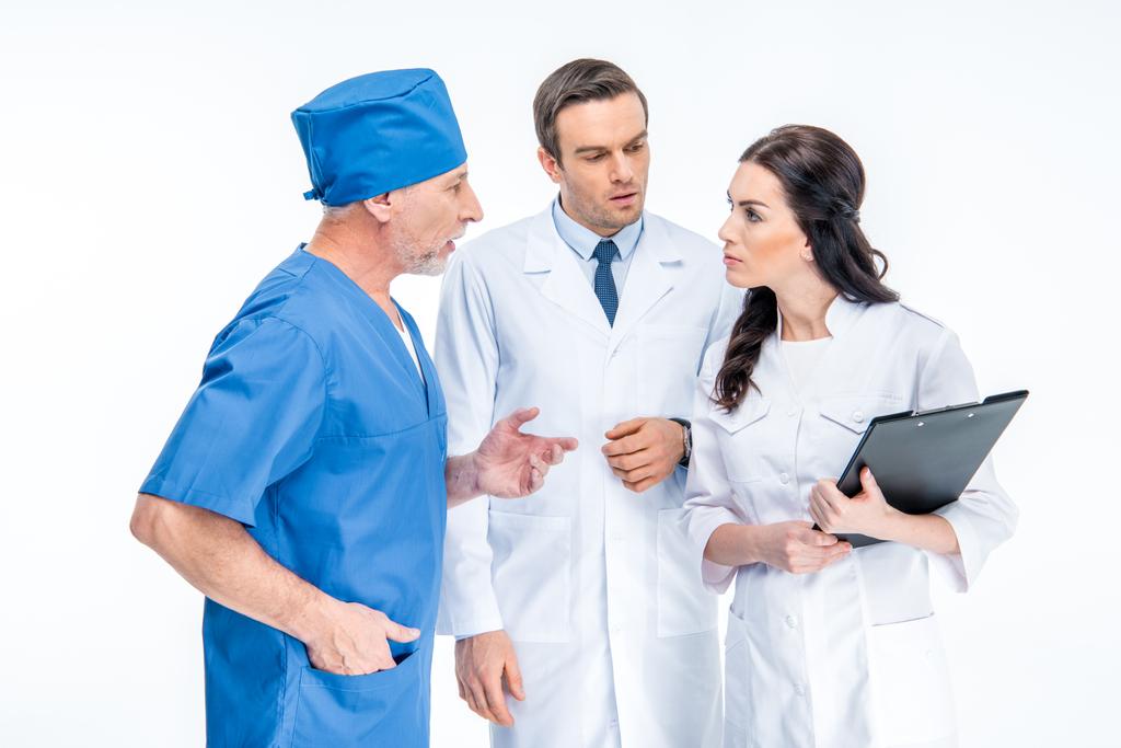 Três médicos conversando
 - Foto, Imagem