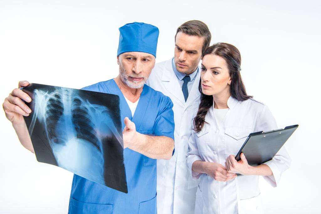 Lekarze badając zdjęcie rentgenowskie - Zdjęcie, obraz