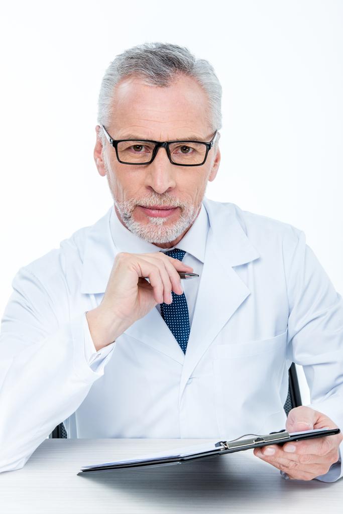 Porträt eines männlichen Arztes - Foto, Bild