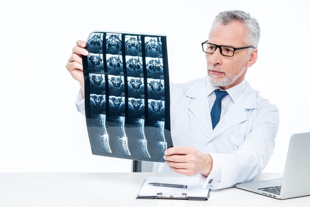 врач осматривает рентгеновское изображение - Фото, изображение