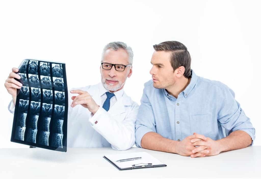 Le docteur montre une image radiographique
 - Photo, image