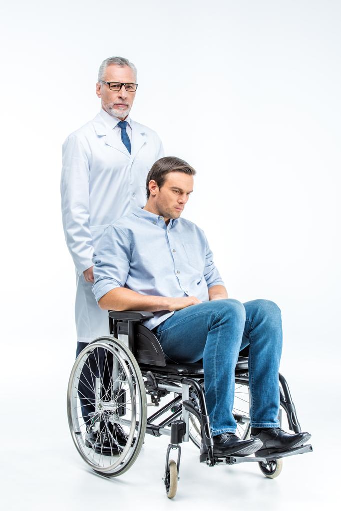 Behinderter Mann und Arzt  - Foto, Bild