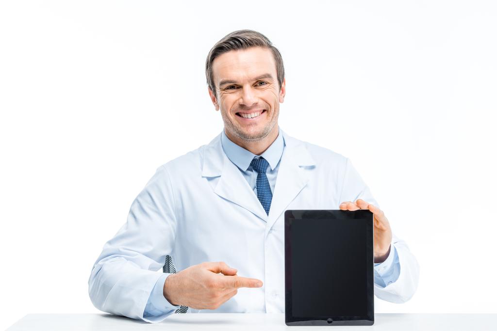 Doctor con tableta digital
  - Foto, imagen